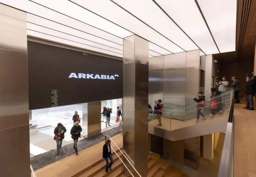 Chapas antideslizantes en la entrada de Arkabia